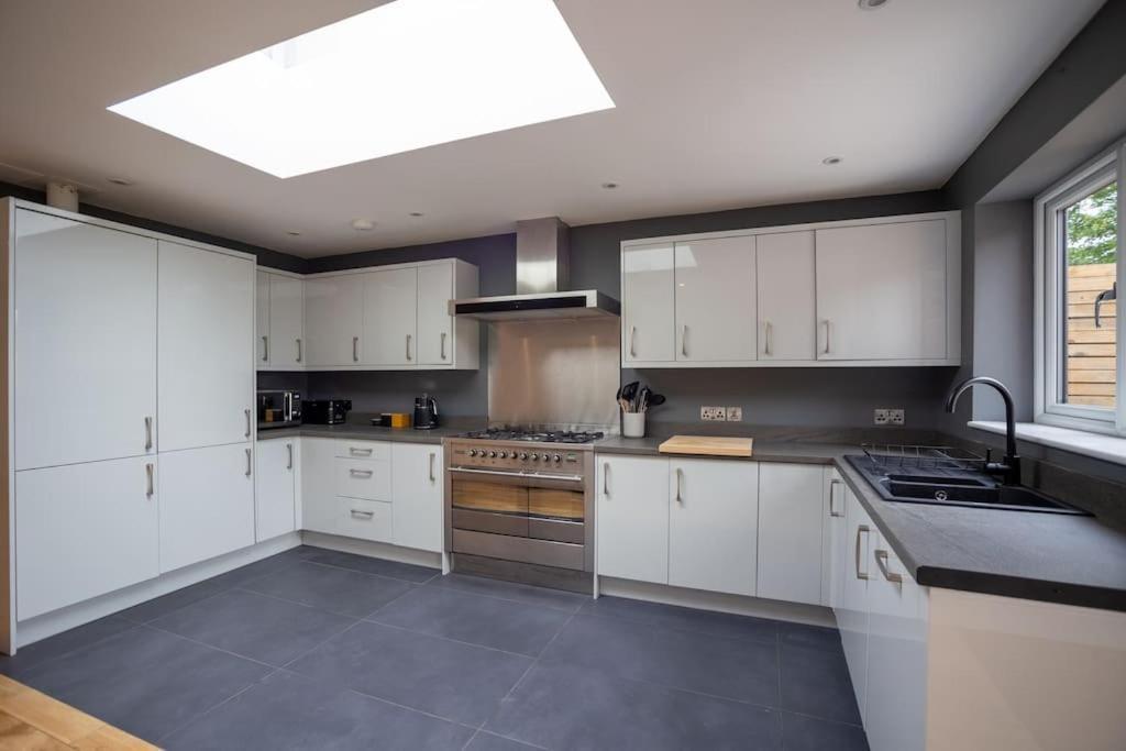Hereford - Clifton Villa - Beautifully Presented House Located A Short Walk From City Centre - Sleeps 6 Guests - Perfect For Exploring Hereford - Hosted By Rentmyhouse المظهر الخارجي الصورة