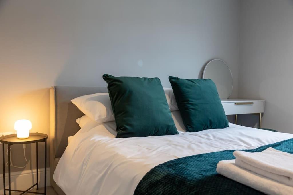Hereford - Clifton Villa - Beautifully Presented House Located A Short Walk From City Centre - Sleeps 6 Guests - Perfect For Exploring Hereford - Hosted By Rentmyhouse المظهر الخارجي الصورة